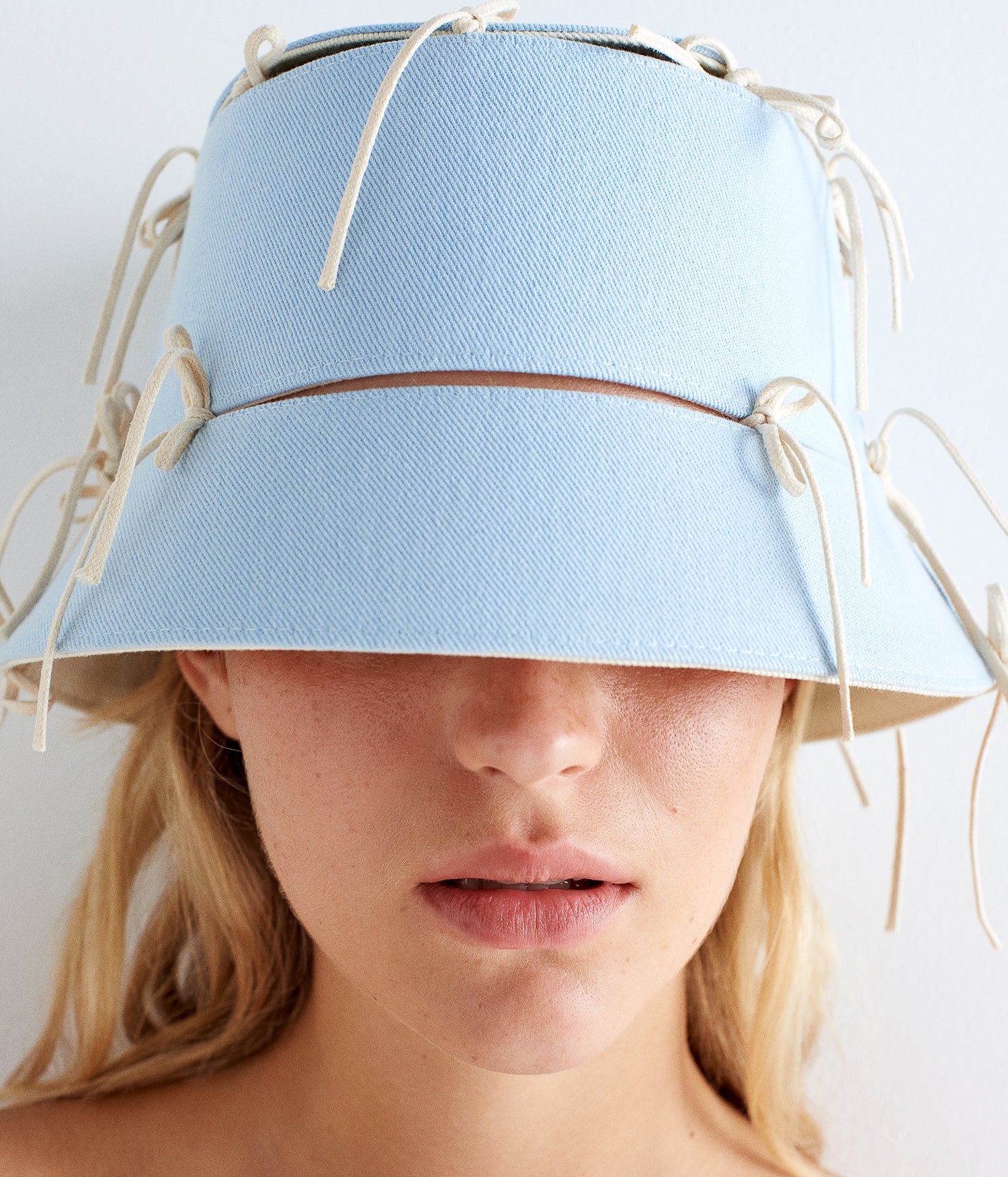 BOW BUCKET HAT IN BLUE & BEIGE